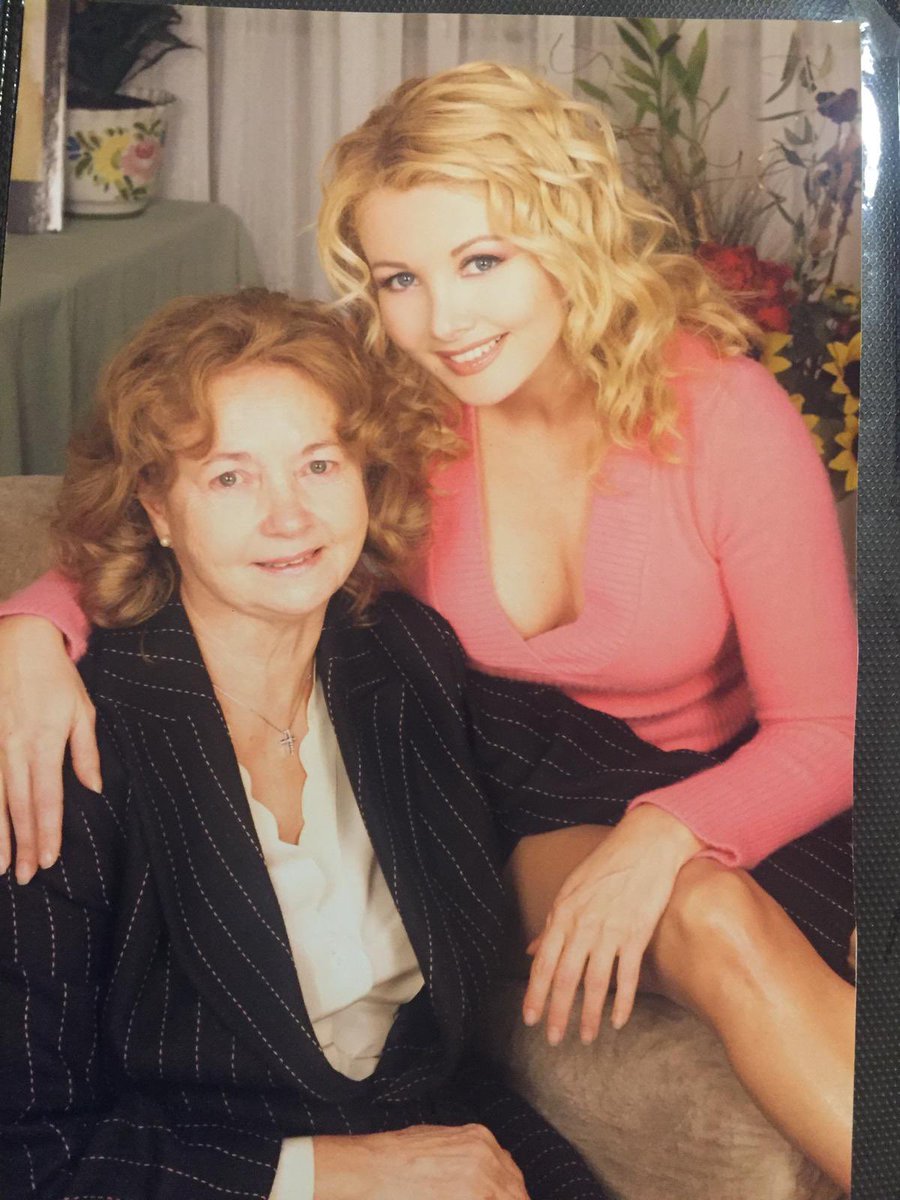 AngelMelillo's tweet photo. Mamma mi manchi , grazie per avermi insegnato come essere madre, cerco di essere per 💖Mia 💖 tutti i giorni una mamma attenta, dolce e amorevole come lo sei stata tu per me 

Auguri a tutte le mamme  💕 https://t.co/WUiTSEwJRX