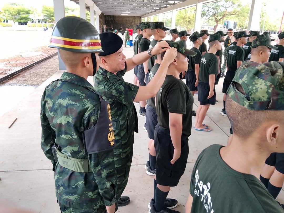 Engineer_52_'s tweet photo. พ.ท.ทิตอานันท์ ชาญบรรเจิดสุข  ผบ.ช.1 พัน.52 แนะนำการฝึกบุคคลท่าเบื้องต้นให้แก่ทหารใหม่ ผลัดที่ 1/68 พร้อมร่วมรับประทานอาหารกับน้องทหารใหม่ ( 5 พ.ค.68 ) https://t.co/izwlm6Uwiz