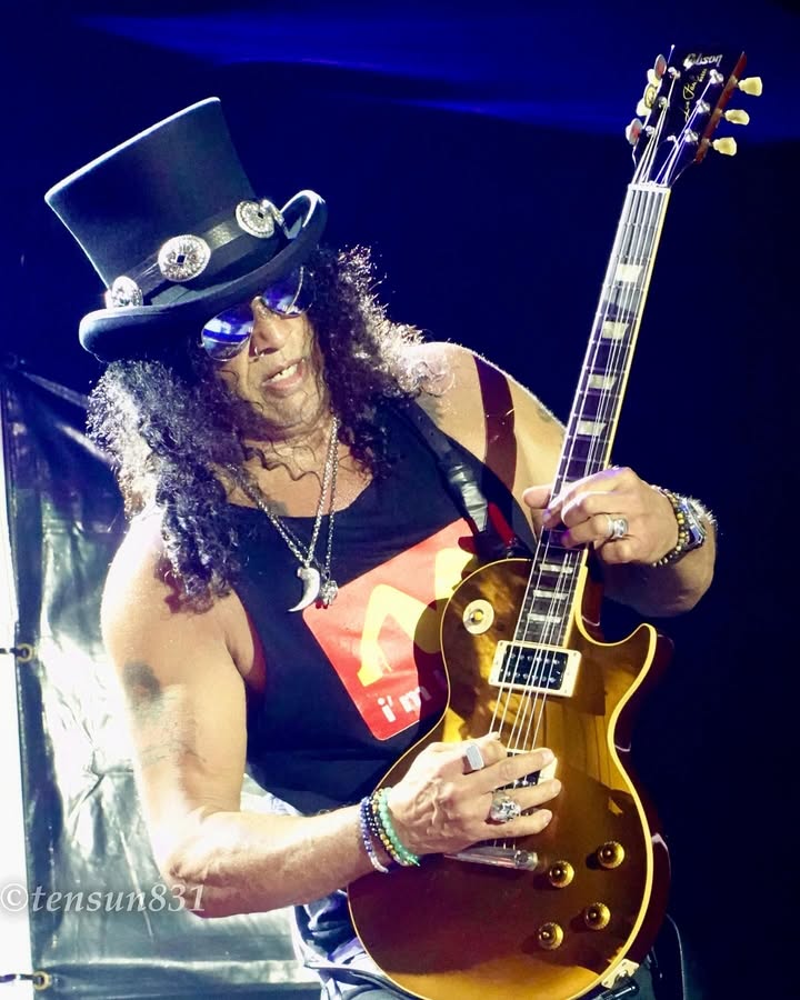 Cool <a href="/Slash/">Slash</a> moments from Taoyuan, 10.05. 😎😁🤘✌️🎩🎸
<a href="/gunsnroses/">Guns N' Roses</a>  
Photos: <a href="/Tensun831/">tensun831</a>  
#gunsnroses #slash #taoyuan