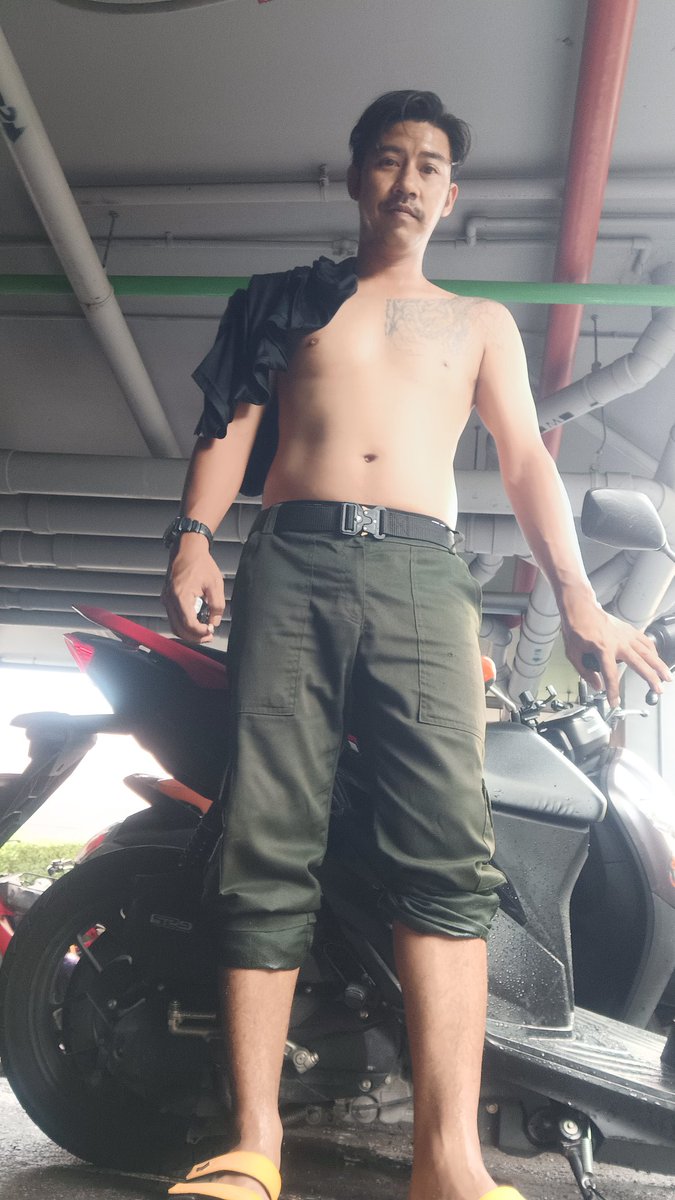 T_Pooworn's tweet photo. ในวันที่ฝนตกหนัก  และน้ำกำลังจะไหลเข้าลิฟท์  พลีชีพซ่ะ  มีใครสะดวกอาบน้ำให้ไหม.... พุงปลิ้นเชียว
#ชายเดี่ยวช่วยคู่ 
#นนทบุรี https://t.co/izQ2TkvUgA