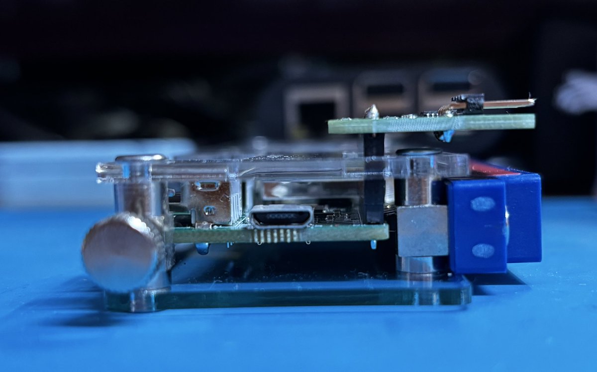 hide_loopcube's tweet photo. #EasyArcade 2用のアクリルシールドを「アナログアダプター」「マルチプレイヤーアダプター」装着に対応する試作検討4回目
本体左側のコンデンサが干渉する所にブチ穴風の穴を開けて触れないようにしてスペーサー4mmで問題なく両アダプタ取付成功したのでコレでウッドボールかなー。 https://t.co/NHpIRakz44