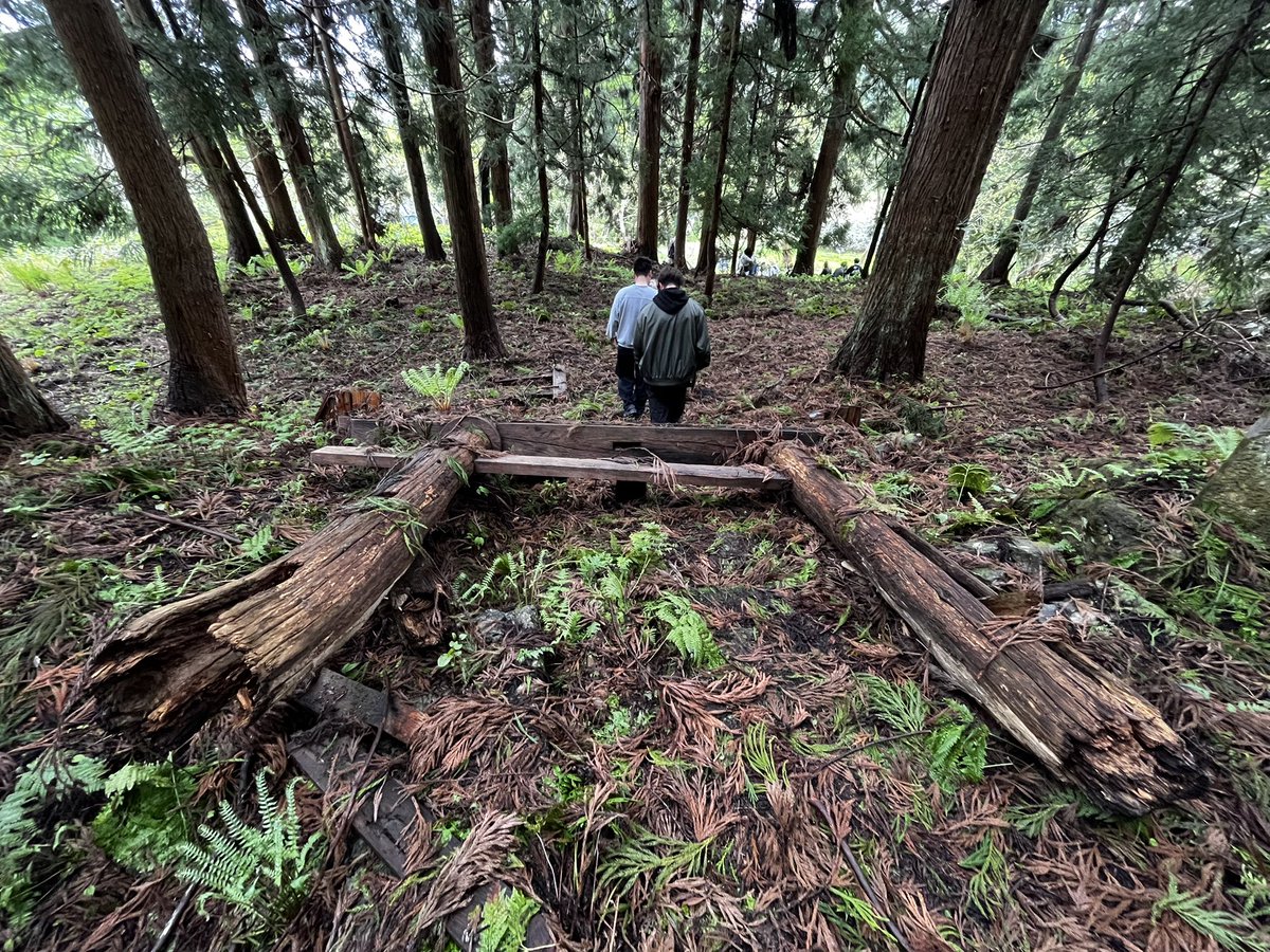 YB_100stories's tweet photo. 現代山形考でお借りした風神雷神が安置されていた大江町の雷神社に行ってきました。今年の豪雪で年々劣化が進むお堂が心配されましたが、そこまで傷みは進んでいないように見えました。ただいつも案内いただく地域の方が今回は来られず、今後の管理が心配されます。土へと還る神社を看取る気持ちです。 https://t.co/VVoLvdDNje