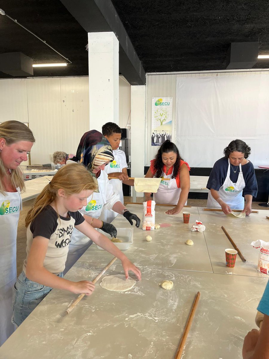 ❤️ Moederdag Lahmacun Workshop was een succes!
Samen met mama’s &amp; kids hebben we gerold, belegd en vooral... gesmuld! 🍕🎂
Dank aan iedereen die erbij was! 🙌
#Moederdag #SECU #LahmacunWorkshop #Utrecht