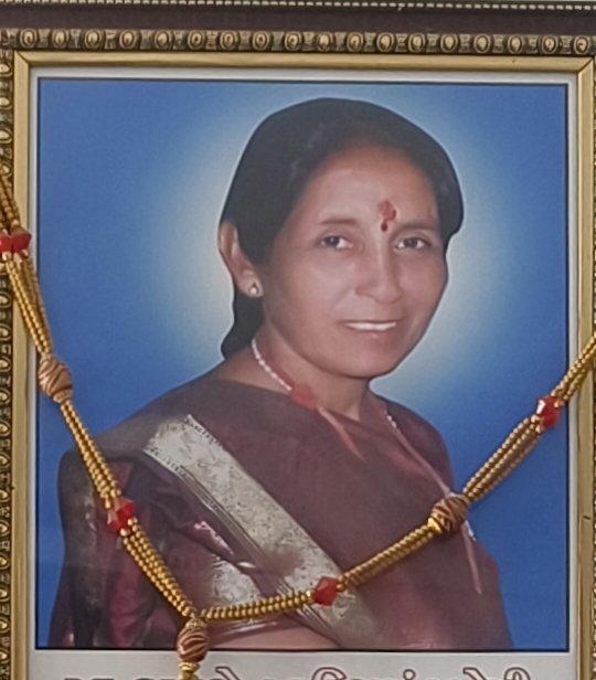 Maa, aapke bina yeh zindagi adhuri hai."
 * "Aapki kami har pal mehsoos hoti hai, Maa."
 * "Kaash aap yahan hoti, Maa. Aapki bahut yaad aati hai."
 * "Meri Maa jahan bhi hain, khush rahein."
 * "Aapki aatma ko shanti mile, Maa