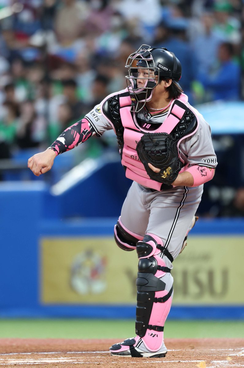 TokyoGiants's tweet photo. 【一軍】vs ヤクルト
明治神宮野球場
(一回) G 0-0 S

今日は、甲斐拓也選手の防具も母の日仕様！

#新風 #ジャイアンツ #母の日 https://t.co/ECBf7OTfoi