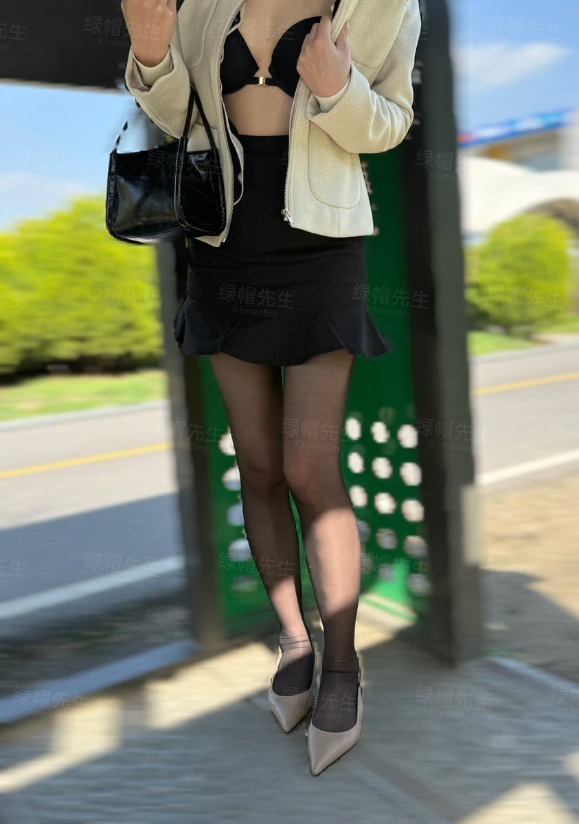 现在穿的小香风哦 晚上去酒吧再换套性感的衣服 https://t.co/USjAT4iasr