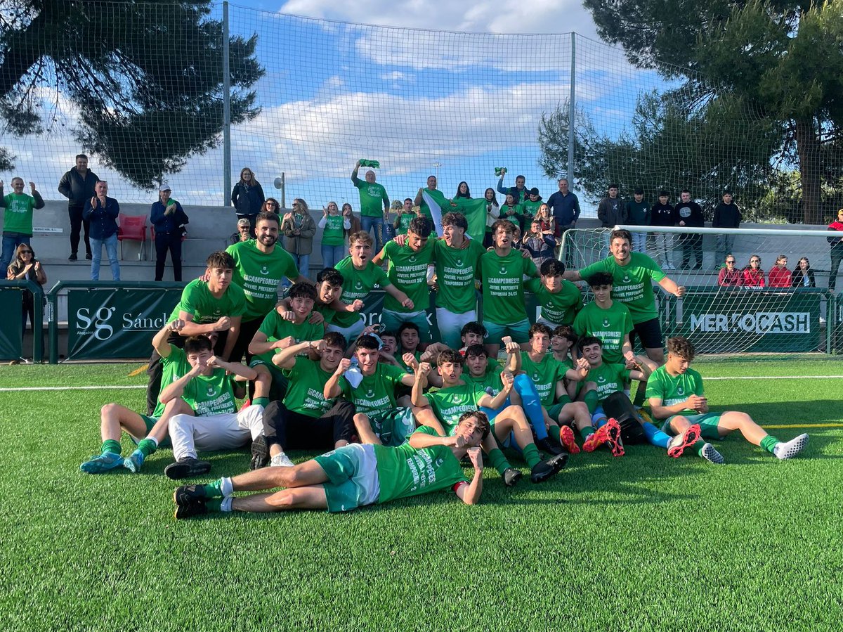 Otro campeonato a la 🎒

El Juvenil B de Borja se proclamó ayer campeón de Preferente tras vencer 1-0 al <a href="/CDAzuqueca/">C.D. Azuqueca</a> ‘B’ con gol de Damián.

💚 Sois un orgullo para la #CDToledoCantera 🤍

#SiempreCDToledo 💚⚪️