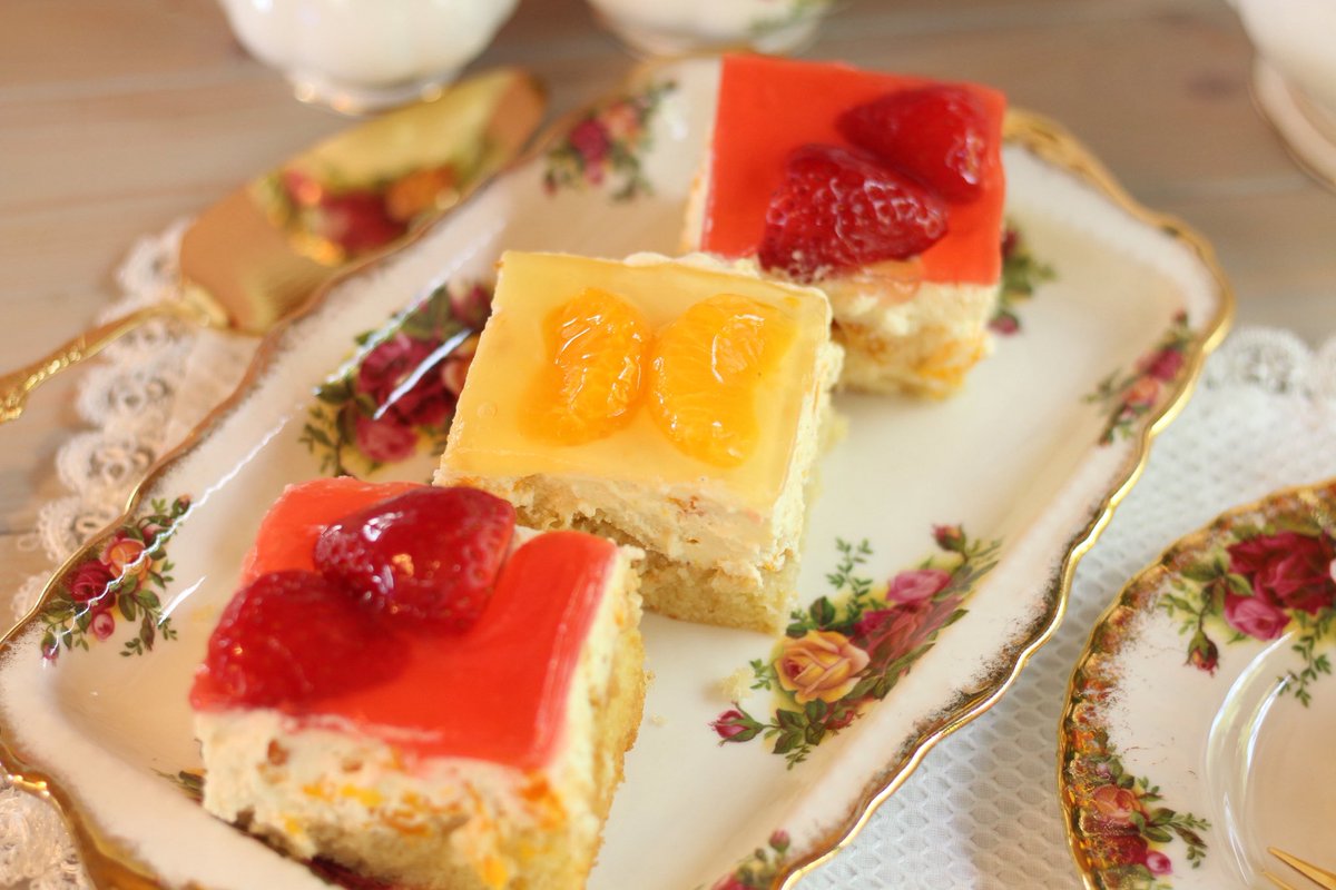 EINFACHEN FANTAKUCHEN MIT MANDARINEN-SCHMANDCREME UND ERDBEEREN BACKEN 💝... youtu.be/VKHIBA9Gstc?si… via <a href="/YouTube/">YouTube</a>