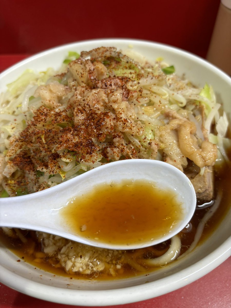 _kawakun's tweet photo. ラーメン二郎越谷店
小ラーメン
コールはﾆﾝﾆｸｱﾌﾞﾗｶ��ﾒｲﾁﾐ
一味がコールできます。
麺量はデフォで320、少なめ270、半分160でデロ系
見ての通り、バッチバチの非乳化。醤油のキレの良さは随一。行列にも納得。
#ラーメン二郎 #ラーメン二郎越谷店 https://t.co/0BpbOCvRYH
