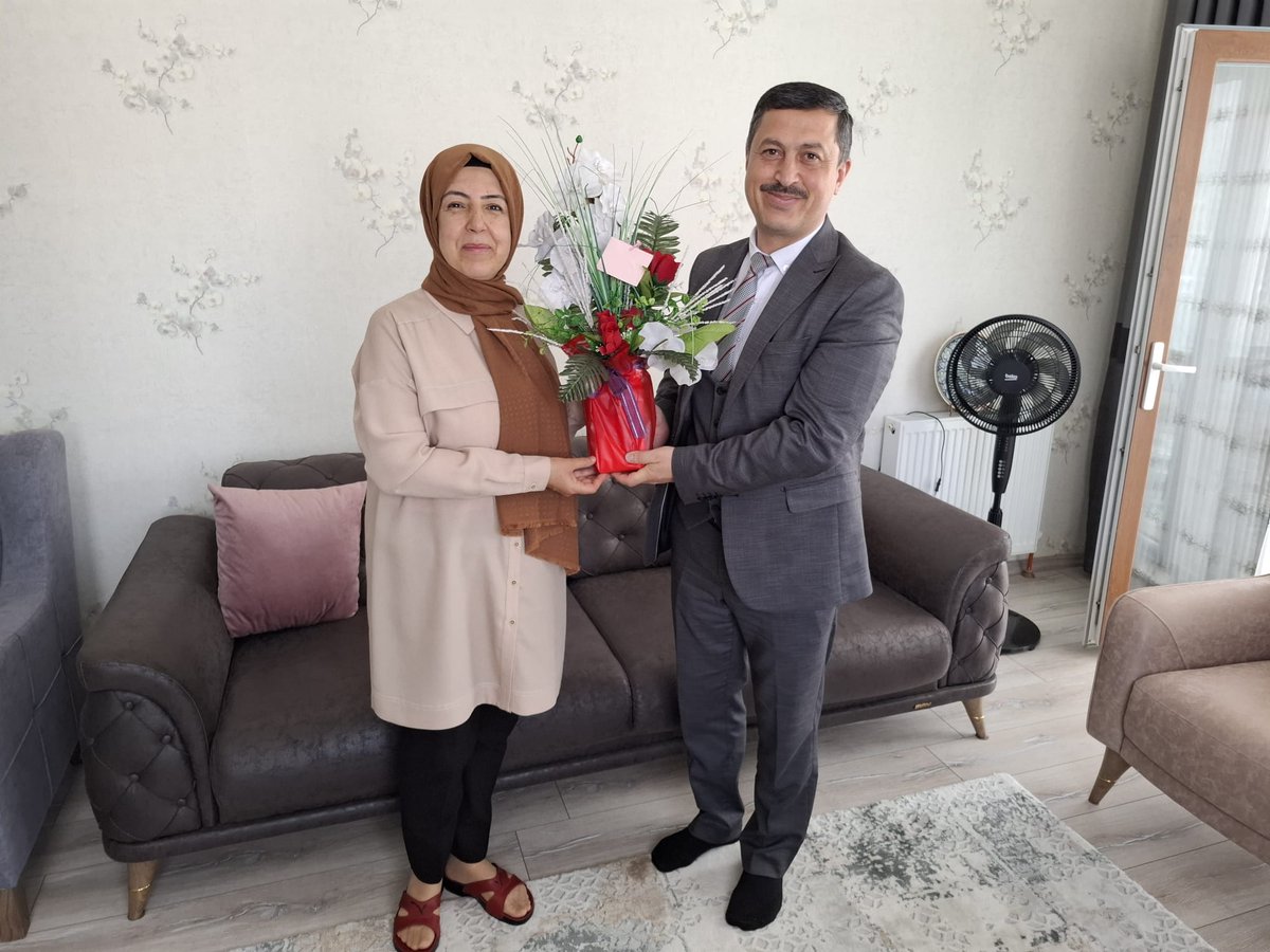 ilginmembasin's tweet photo. İlçe Milli Eğitim Müdürümüz Sn. Mustafa Kılınç, Anneler Günü vesilesiyle emekli öğretmen Gülay Akbulut'u evinde ziyaret ederek Anneler Gününü tebrik etti ve hizmetlerinden dolayı teşekkürlerini ileterek kendisine plaket takdim etti. 
Tüm Annelerimizin Anneler Günü Kutlu Olsun... https://t.co/Rd8qRu2Qte
