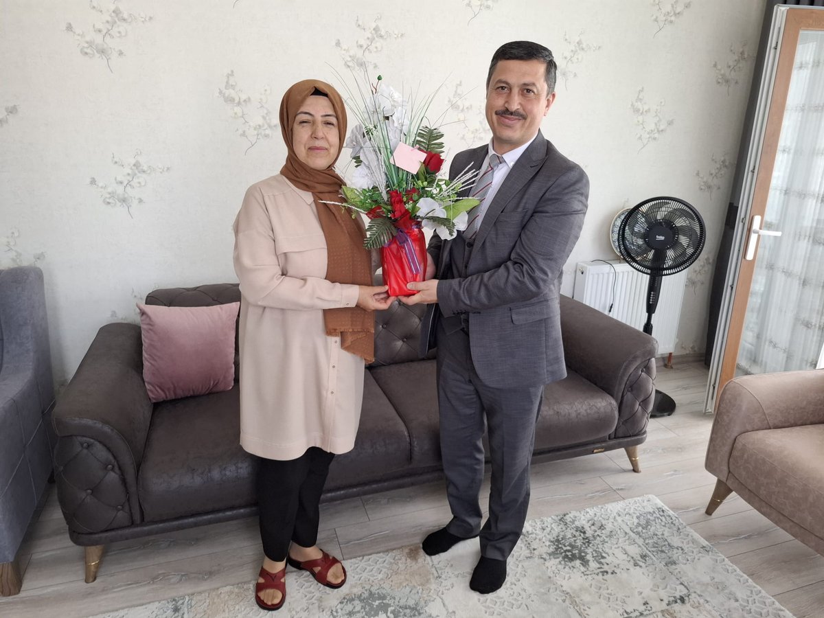 ilginmembasin's tweet photo. İlçe Milli Eğitim Müdürümüz Sn. Mustafa Kılınç, Anneler Günü vesilesiyle emekli öğretmen Gülay Akbulut'u evinde ziyaret ederek Anneler Gününü tebrik etti ve hizmetlerinden dolayı teşekkürlerini ileterek kendisine plaket takdim etti. 
Tüm Annelerimizin Anneler Günü Kutlu Olsun... https://t.co/Rd8qRu2Qte