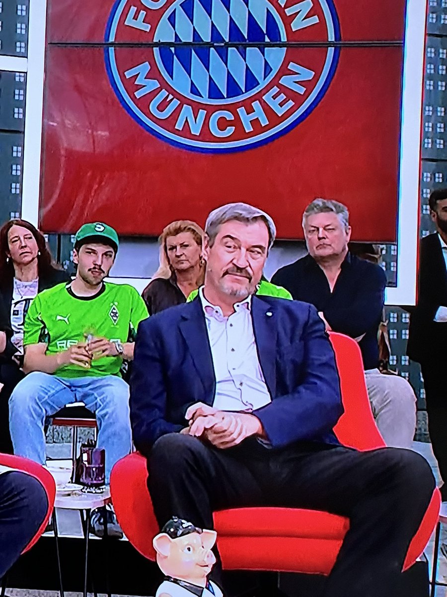 Ist das die Person die ich denke rechts hinter Söder? 😁 <a href="/cbas/">C-BAS</a> <a href="/philbstv/">philbstv</a>