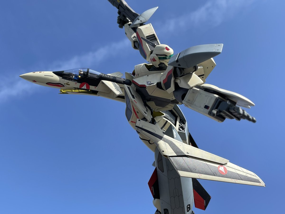 wizard03_765's tweet image. 作品名「TRANSFORM」
ハセガワ 1/72 YF-19ミキシングビルド。
ファイターからバトロイドへの変形中でもYF-21に照準を合わし攻撃をするYF-19を製作。変形中をカッコ良く見せるため胸部等の構造上の“隙間”が出来ないよう各部調整。塗装は過酷なフライトによる褪色を表現。
#マクロスモデラーズ応募