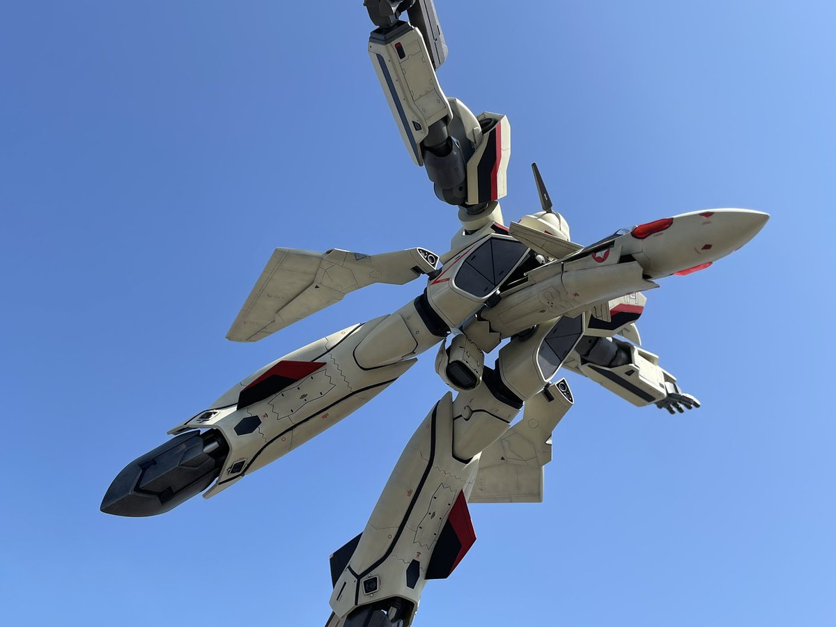 wizard03_765's tweet image. 作品名「TRANSFORM」
ハセガワ 1/72 YF-19ミキシングビルド。
ファイターからバトロイドへの変形中でもYF-21に照準を合わし攻撃をするYF-19を製作。変形中をカッコ良く見せるため胸部等の構造上の“隙間”が出来ないよう各部調整。塗装は過酷なフライトによる褪色を表現。
#マクロスモデラーズ応募