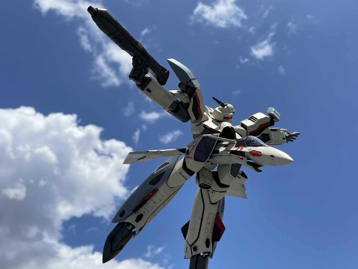 wizard03_765's tweet image. 作品名「TRANSFORM」
ハセガワ 1/72 YF-19ミキシングビルド。
ファイターからバトロイドへの変形中でもYF-21に照準を合わし攻撃をするYF-19を製作。変形中をカッコ良く見せるため胸部等の構造上の“隙間”が出来ないよう各部調整。塗装は過酷なフライトによる褪色を表現。
#マクロスモデラーズ応募