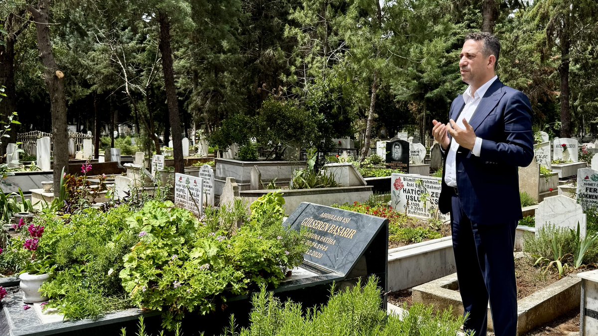 alimahir's tweet photo. Anneler Günü sabahında ilk ziyaretimi, sevgiyi, sabrı ve fedakarlığı kendisinden öğrendiğim canım annemin kabrine gerçekleştirdim.

İnsan, annesini kaybedince sığınağını, içini ısıtan bir sesi yitiriyor; öksüz kaldığını anlıyor.
Ama onun sevgisi, öğrettikleri, yokluğunda bile yolumu aydınlatmaya devam ediyor.

Evladı için yüreği hep çarpan tüm annelerin; şehit ve gazi annelerimizin Anneler Günü’nü sevgiyle, minnetle kutluyorum.