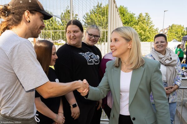 „Die #Städtebauförderung ist eine gemeinsame Erfolgsgeschichte von Bund, Ländern und Kommunen. Seit über 50 Jahren macht sie Quartiere, Plätze und Parks als Orte der Begegnung, Gemeinschaft und Bewegung lebenswert. Darauf werde ich aufbauen.“ <a href="/verenahubertz/">Verena Hubertz</a>