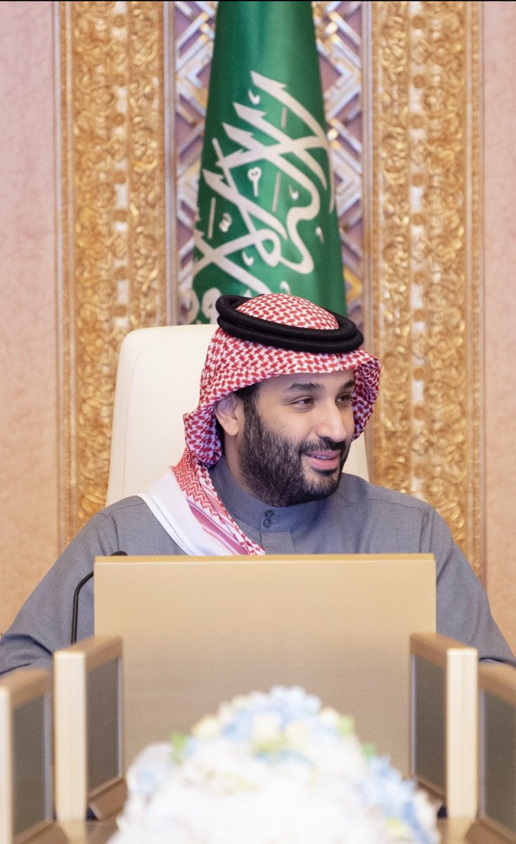 حلمنا بعزمك لين جادت بك الأزمان 
مثل ما طموحك للسماء دايما حالم

يشوفونك العالم محمد ولد سلمان
وحنا يا عزوة شعبك نشوفك العـالم

#الأمير_محمد_بن_سلمان