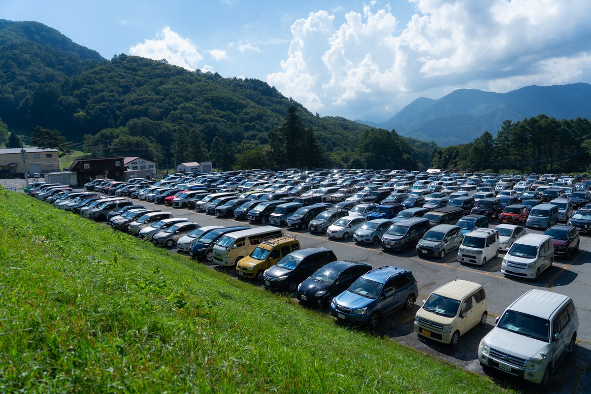 ⋱荷物も積めるシャトルバスです🚌⋰
┋場外駐車券＋入場券セット🎫┋
シャトルバスで10-15分の場外駐車場に車を停めて、会場の"好きなキャンプサイト"でキャンプイン🏕
ごろごろカートがあると会場内の移動に便利です🛞

🔍️newacousticcamp.com
#ニューアコ