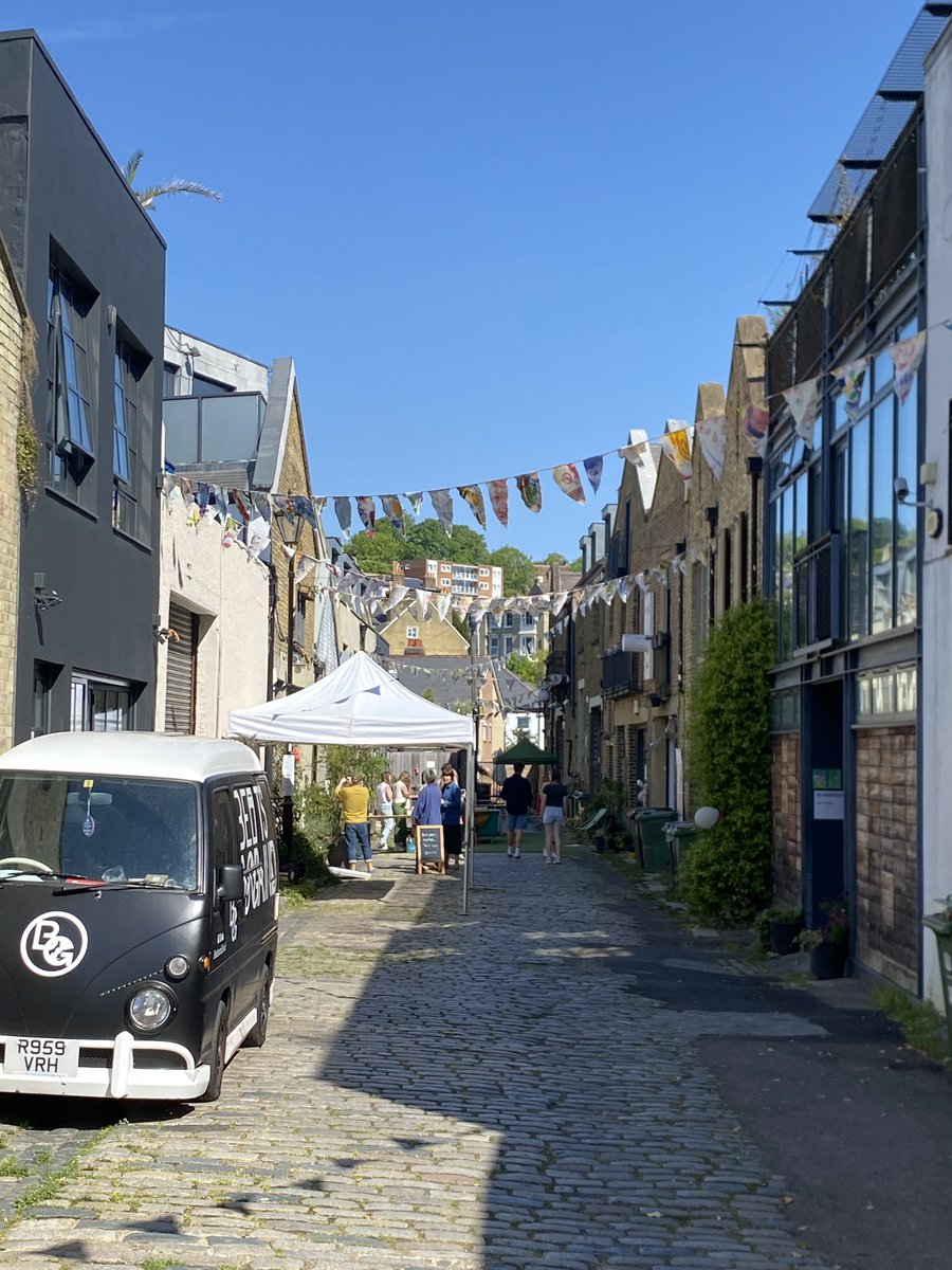 Another glorious sunny day for Havelock Walk Open Studios! Loads of interesting and fun art and music again today! 
As well as our refreshing Brixton beer you can enjoy outside while walking or take a break on our benches