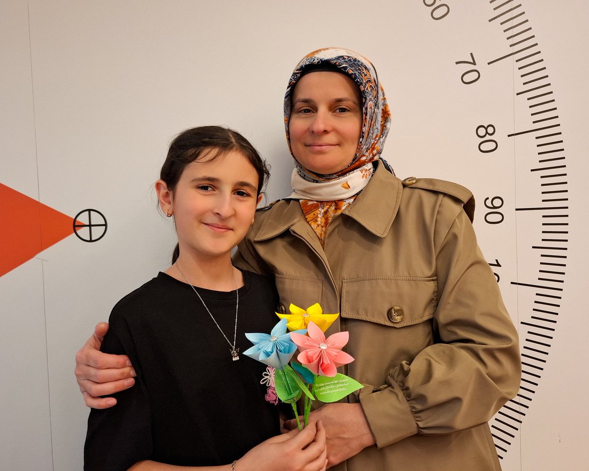 BilimFatih_'s tweet photo. Her deneyde sabrıyla, her projede sevgisiyle yanımızda olan tüm annelerin #AnnelerGünü kutlu olsun 🤗

Bilimin de kalplerimizin de kahramanı sizsiniz❤️
İyi ki varsınız 🌸👩‍👧‍👦💫 https://t.co/T2zekRGM3z
