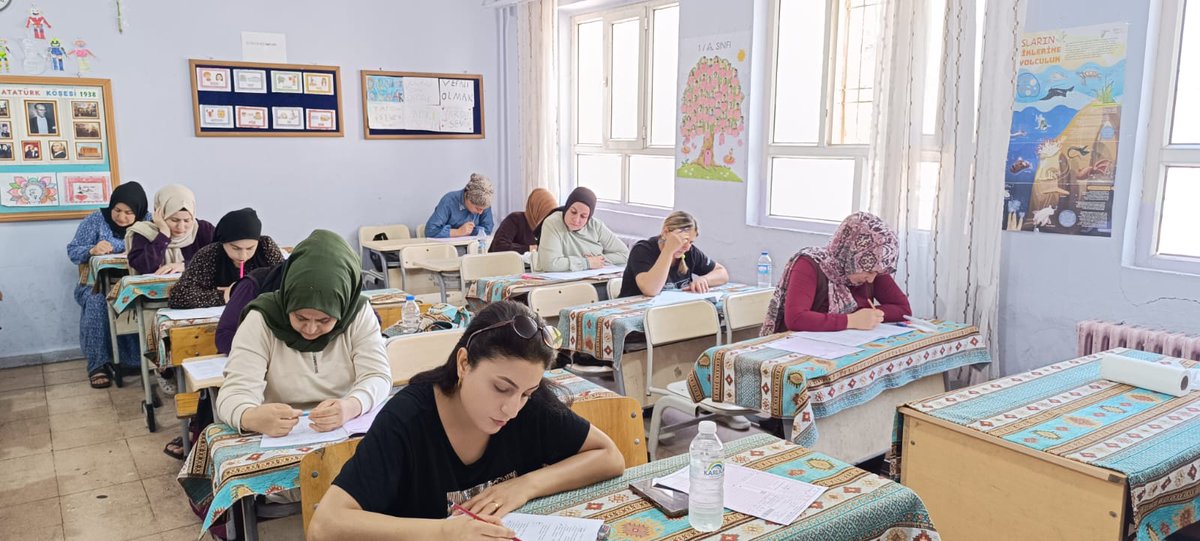 kiziltepemem47's tweet photo. İlçemiz Bahçelievler İlkokulu’ndan Anlamlı Anneler Günü Etkinliği.

İlçemizde yürütülen Akademik Başarıyı Artırma Projesi kapsamında Anneler Günü vesilesiyle Bahçelievler İlkokulu koordinatörlüğünde, velilerimize yönelik ödüllü “Haydi Anne Sen de Oku” kitap okuma yarışması düzenlendi. 12 sınav merkezinde gerçekleşen yarışmaya 1024 annemiz katıldı.

Katılımcı annelerimiz, "Geliştiren Anne Baba" kitabını okuyarak hem kitap okumanın önemine dikkat çekti hem de çocuklarına yaklaşımlarında farkındalık kazandı.

Yarışma sonunda dereceye giren annelerimize altın, yemek takımı, kahve makinesi ve çeşitli hediyeler takdim edilecek.

Bu vesileyle tüm annelerimizin Anneler Günü’nü en içten dileklerimizle kutluyoruz.

@tcmeb 
@Yusuf__Tekin 
@tuncay_akkoyun 
@KiziltepeKymlk 
@ali_eyyupkoca 
@akadirgms