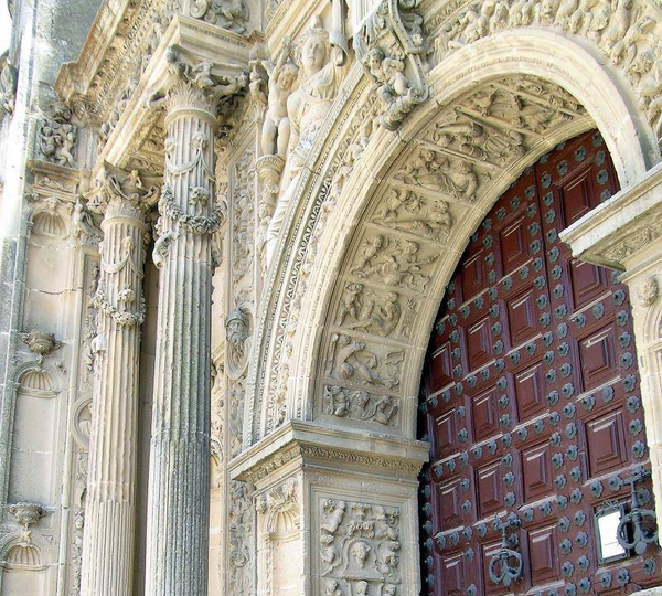 gozARTE's tweet photo. TAL DÍA COMO HOY... En 1547 murió Francisco de los #Cobos, secretario del Emperador Carlos V. Como había nacido en #Úbeda construyó allí una magnífica capilla para construirse dedicada al Salvador, que es una de las joyas del #Renacimiento español (no hubo ninguna otra capilla privada tan ambiciosa en aquella época en nuestro país). Formaba parte de un conjunto que incluía el palacio familiar, una Universidad y un hospital, destinados a engrandecer la fama de su linaje.
Lo más llamativo, aparte del simbolismo que aparece por todas partes, es la magnífica rotonda, que en muchas cosas recuerda a otro espacio que también iba a tener un uso funerario: la capilla mayor de la catedral de Granada, donde el Emperador había previsto enterrarse (acabaría en El Escorial, pero esa es otra historia). Os dejo algunas imágenes de este lugar extraordinario en el que dejaron su huella muchos de los mejores artistas de la época en nuestro país.