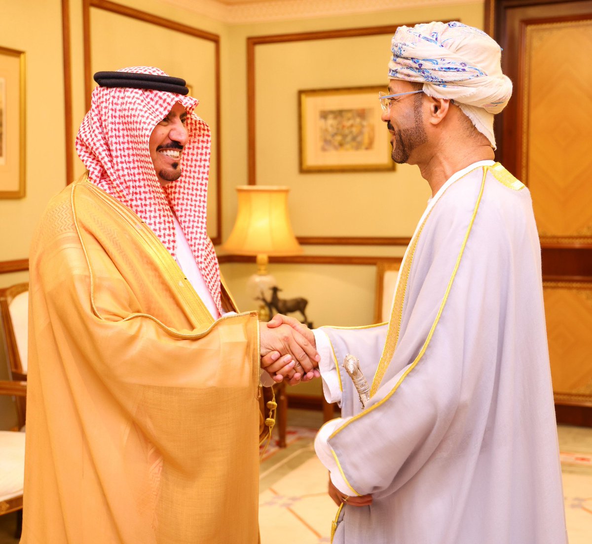 FMofOman's tweet photo. تلقى حضرة صاحب الجلالة السلطان هيثم بن طارق المعظم – حفظه الله ورعاه – رسالة خطية من أخيه  خادم الحرمين الشريفين الملك سلمان بن عبدالعزيز آل سعود ملك المملكة العربية السعودية الشقيقة تتعلق بالدعوة لحضور القمة الخليجية الأمريكية المقبلة في المملكة العربية السعودية. https://t.co/cPobMQGx8A