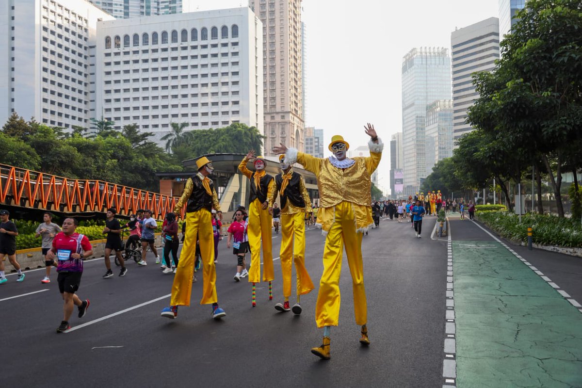 mesvaforis's tweet photo. liat nggak tadi pas cfd an ada heboh bangte kuning2 gini 🤩 ternyata ada yg launching produk baru sama ada Juicy Luicy nya  #UltimateTakeOver https://t.co/h8p40aghkG