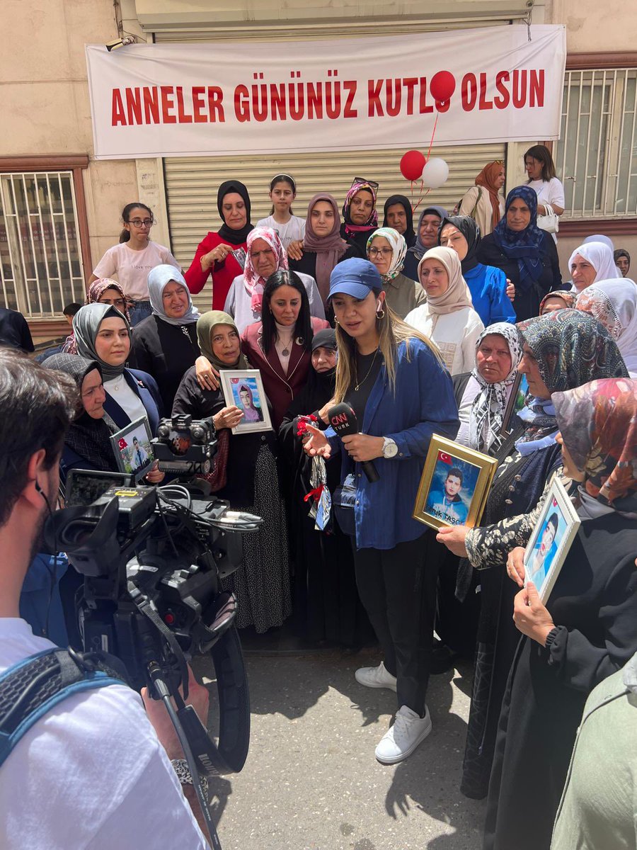 Şehit Yakınları ve Diyarbakır Anneleri yan yana… 

Burası Diyarbakır…📍