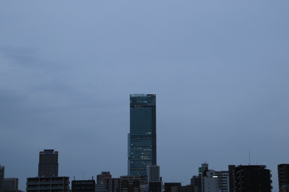 今日の夕暮れ風景５/１１

雨が降りそう
どんよりした夕空です
18:30📸
明日は夕陽を見せてな