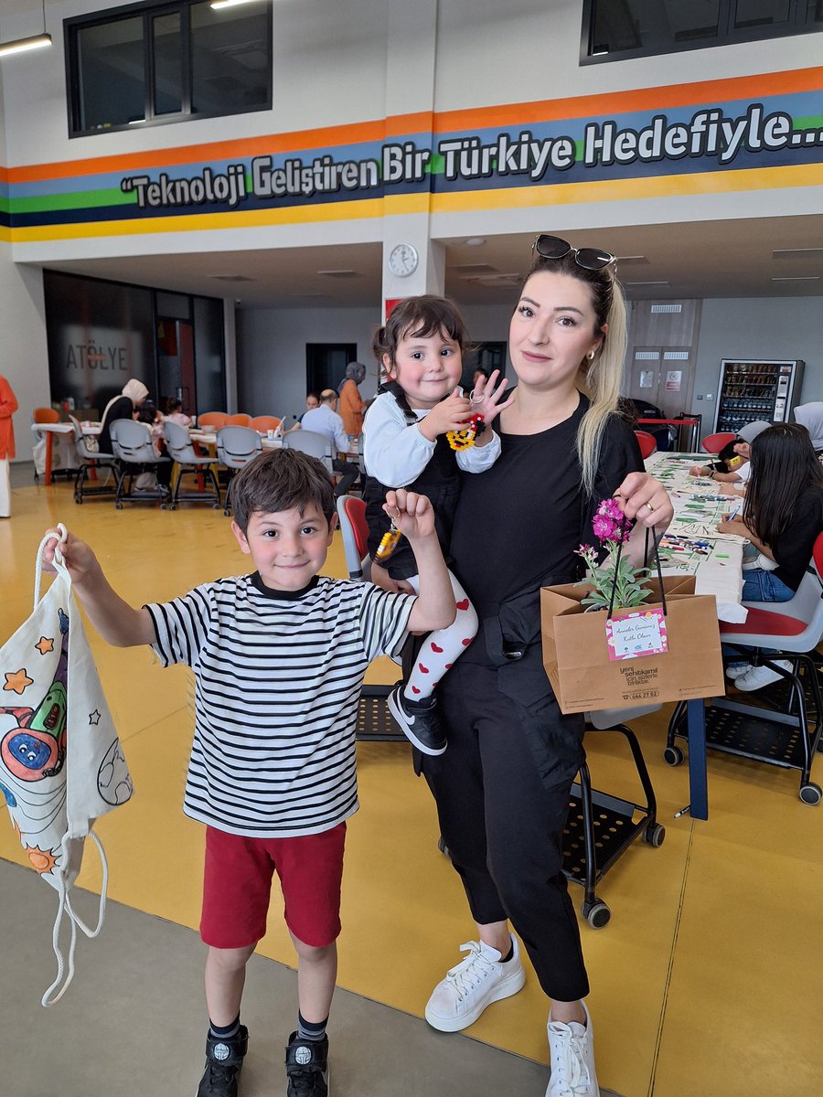 Öğrencilerimizle annelerimize küçük hediyeler hazırladık❤️

Sevgi, şefkat ve özveriyle çocuklarımızı geleceğe hazırlayan tüm annelerimizin Annler Günü kutlu olsun!🌸

#annelergünü