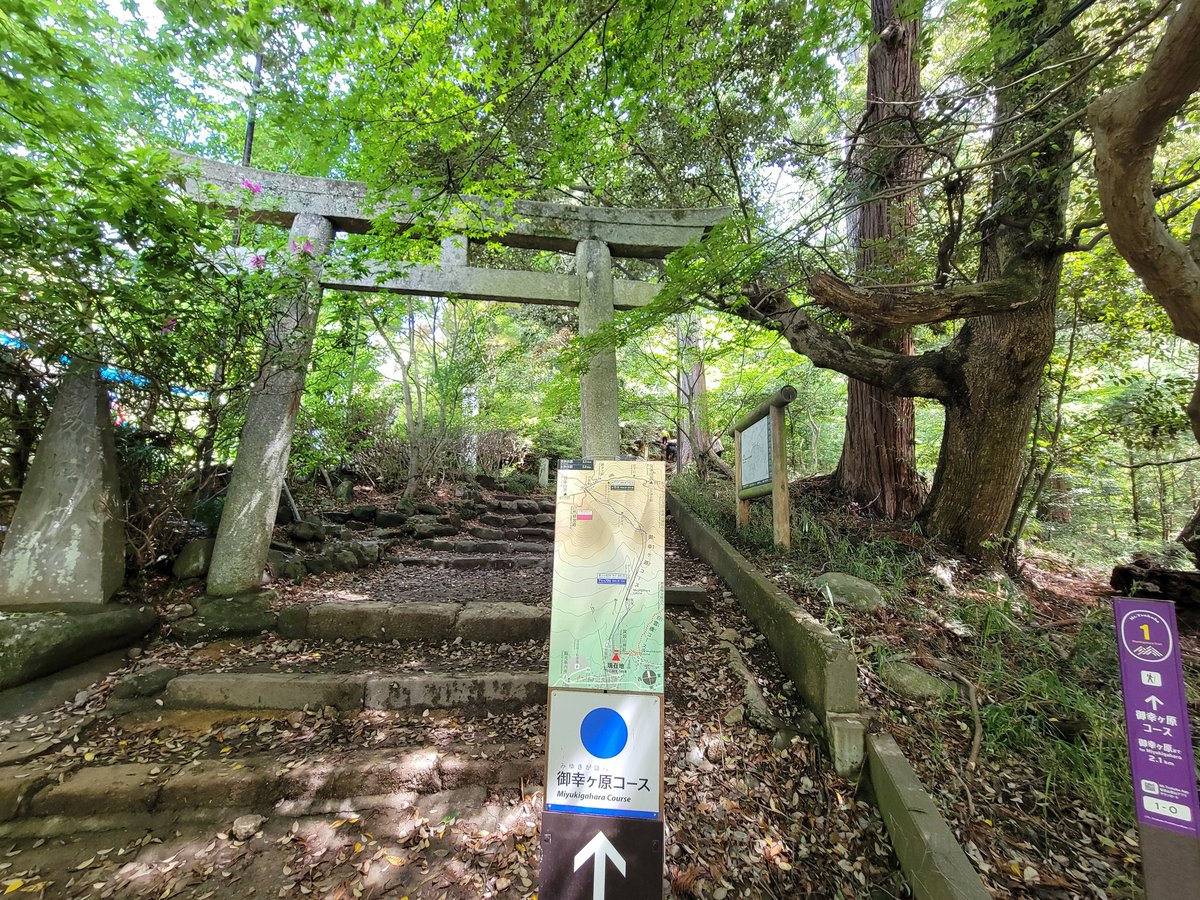 solocamp9595's tweet photo. 朝起きてふと思い付きで筑波山登ってみたー
前回は迎場⇒おたつ石コースだったけど、今回は御幸ヶ原コース！
80分で登って8分で下山
(帰りはケーブルカー)
これから筋肉痛がやって来るなー
でも楽しかったから気にしないー
#筑波山
#御幸ヶ原
#男体山
#ソロ登山
#ただのぼっち https://t.co/UiCOfnjH8y
