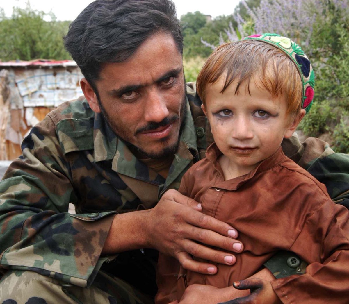 Niños vestidos de niñas obligados a bailar para adultos y después ser violados. Se llama bacha bazi y a día de hoy está ocurriendo.

🪡🧵Te lo cuento.