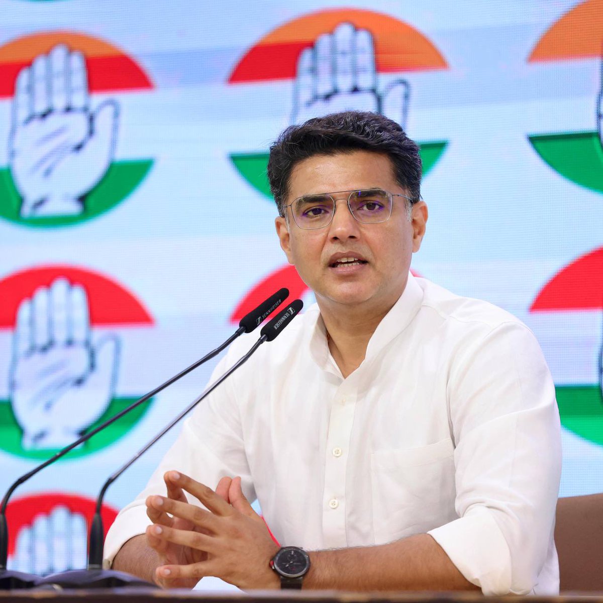 आज कांग्रेस प्रेसवार्ता को संबोधित किया। पिछले 24  घंटों में, विशेषकर अमेरिका के राष्ट्रपति द्वारा सीजफायर की घोषणा सहित जो घटनाक्रम सामने आए हैं, उन पर सरकार को अपना पक्ष रखना चाहिए। इसके लिए कांग्रेस अध्यक्ष @Kharge जी और नेता प्रतिपक्ष <a href="/RahulGandhi/">Rahul Gandhi</a> जी ने विशेष सत्र और सर्वदलीय