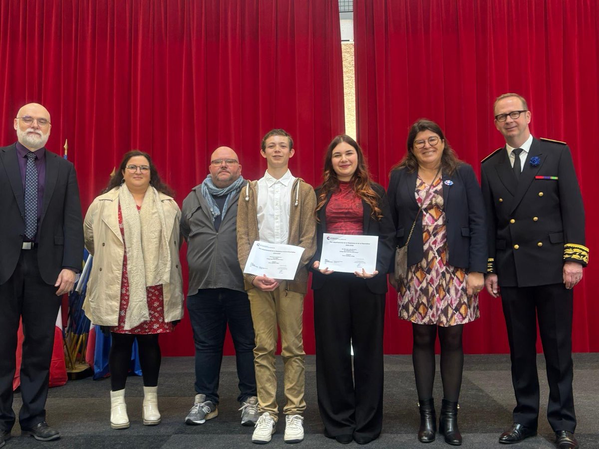 Chq #8mai à Blois, la cérémonie de commémoration 🇫🇷de la Victoire s’achève par la 📜remise des prix du Concours National de la Résistance et de la Déportation #CNRD.
👏Félicitations aux #enseignants qui engagent leurs élèves dans ce concours, félicitations aux élèves 🏆lauréats !