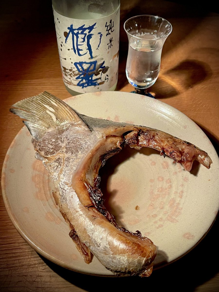 釣りキチさんにもらった
マグロのかまでおうち二次会🍶

合わせるのは
櫛羅 純米 山田錦 中取り 純米生原酒

#おうちごはん #晩酌 #日本酒 #櫛羅 
#料理好きな人とつながりたい #まぐろ 
#日本酒好きと繋がりたい #純米