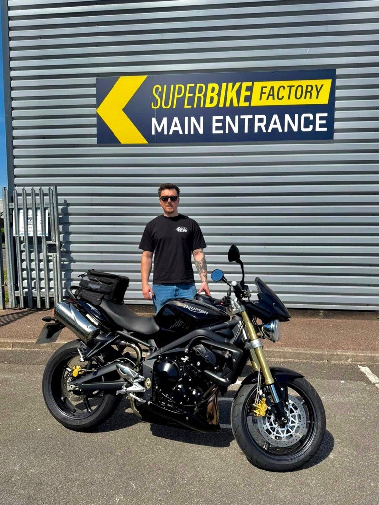SuperbikeFactor's tweet photo. New bike day 🤩

1️⃣ Tim picking up his new Kawasaki ZX10R from Milton Keynes ☀️
2️⃣ Our Sales Executive, Conor, picking up his Triumph Street Triple 675 🤝
3️⃣ Jamie collected his Aprilia SR GT from West Yorkshire, the weather made for the perfect drive home 👌 https://t.co/anXHpk2HzJ