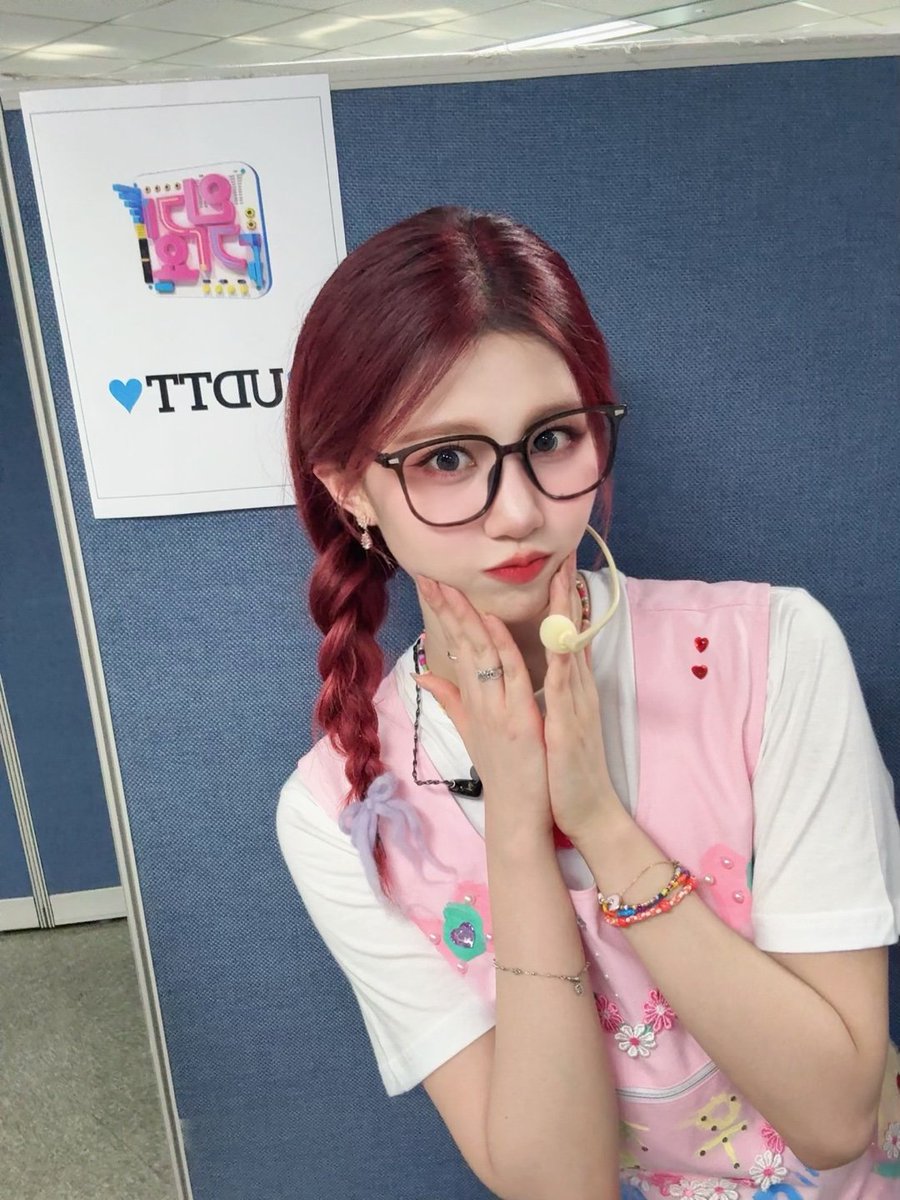 udtt_official's tweet photo. 안녕하세요 우정입니다 🌸
오랜만입니당😆
오늘 우리 인기가요 무대 잘 보셨나요??
학교 미술 🎨ㅎㅎ
나는 작은 화가로서🧑🎨 yuting
옷에 그림을 그렸어여
고양이는 내 highlight!!!!👀💙💙
다음 무대에서 다시 만납시다!♥️🎨♥️
#우정 #LUYUTING #JESSICA
#UDTT #우당탕탕소녀단 https://t.co/1wgE74SPNl