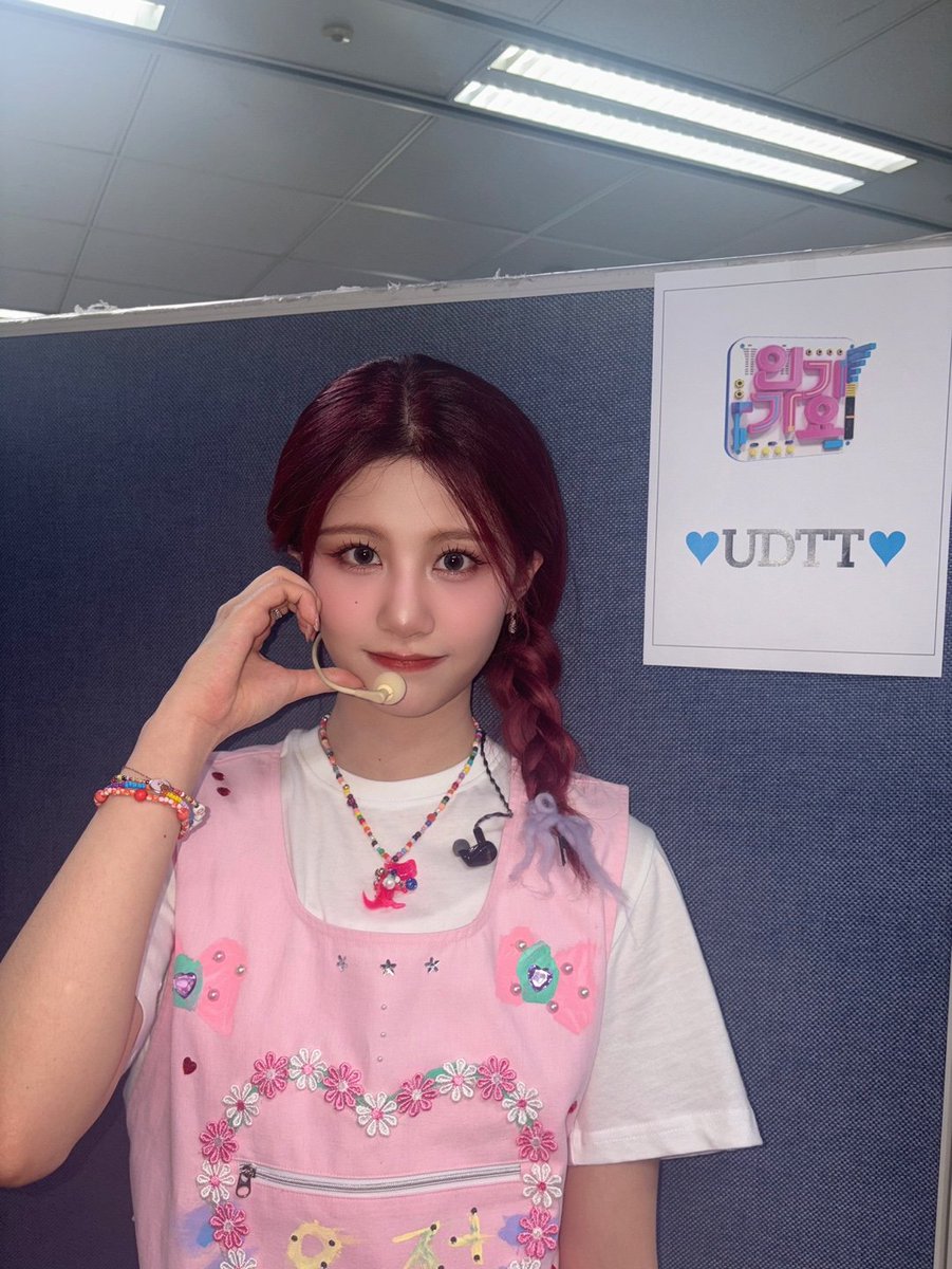 udtt_official's tweet photo. 안녕하세요 우정입니다 🌸
오랜만입니당😆
오늘 우리 인기가요 무대 잘 보셨나요??
학교 미술 🎨ㅎㅎ
나는 작은 화가로서🧑🎨 yuting
옷에 그림을 그렸어여
고양이는 내 highlight!!!!👀💙💙
다음 무대에서 다시 만납시다!♥️🎨♥️
#우정 #LUYUTING #JESSICA
#UDTT #우당탕탕소녀단 https://t.co/1wgE74SPNl