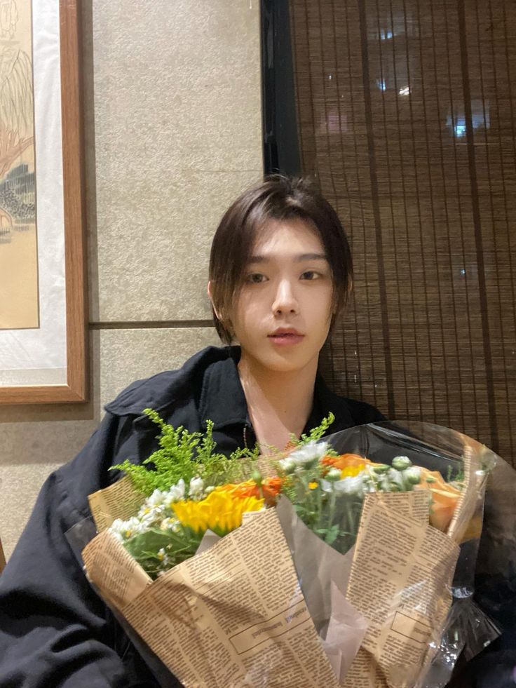 forshuaiven's tweet photo. ⏰️ 07:02 슈아이보시 

flowers for all the mothers around the world🖤💐

#AHOF #아홉
#SHUAIBO #장슈아이보 https://t.co/9uHgP1aseI