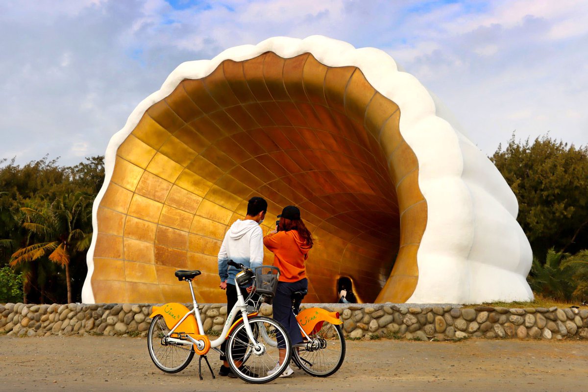 KaohsiungCity's tweet photo. Happy #MothersDay❤️

Treat your mom to a delightful day on #Cijin Island! Walk to the lighthouse and take in panoramic harbor views, have a coffee, cycle along the scenic coast, enjoy the refreshing sea breeze, savor ultra-fresh seafood, and thank your mom for all her hard work. https://t.co/gVF7sNsrW5