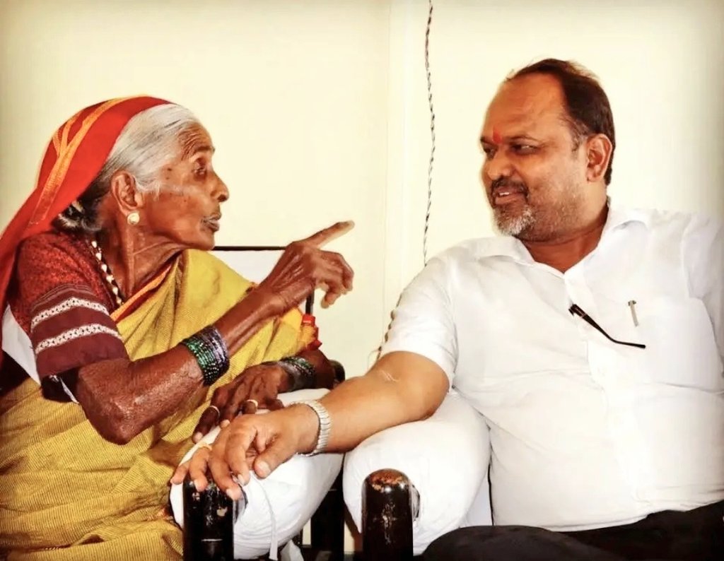 ' ईश्वराचे रुप असते आई’

घर सुटतं पण आठवण कधीच सुटत नाही.
जीवनात आई नावाचं पान कधीच मिटत नाही.
मातृदिनाच्या शुभेच्छा..!