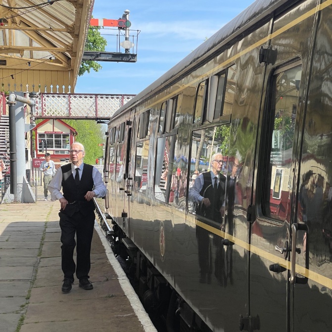 martyncodes's tweet image. It’s a *buzz buzz* kinda day 😎🚂 #summer #trains #ramsbottom