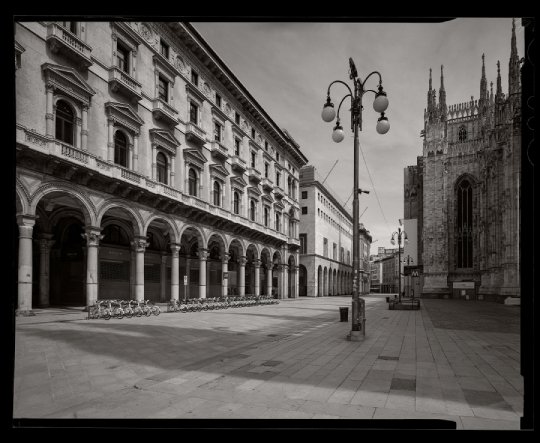 Milano Over, Piazza Duomo (2020) 
 stampa inkjet da negativo 10x12
© Alberto Lagomaggiore
Tra le oltre 100 fotografie che animeranno le seicentesche sale di #VillaGhirlanda a Cinisello Balsamo dal 17 maggio all’8 giugno nella mostra antologica di #AlbertoLagomaggiore
