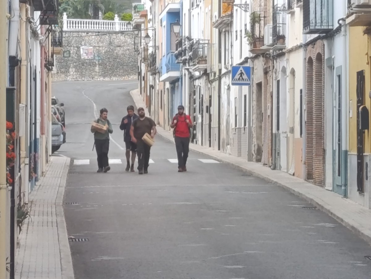mutronda_jm's tweet photo. Arribats, la cervesa és sagrada. Ja estem parlant de la ruta amb què acomiadarem esta temporada muntanyenca: les cales de Benissa, de la Fustera al Cap d'Or. Quin goig...I és que nosaltres també hem sigut feliços. Cap a casa a descansar. https://t.co/3qT8ADrfWl