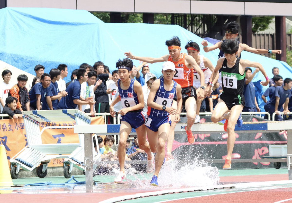 【陸上・インハイ神奈川予選】
9分2秒77で男子3000m障害に勝ったのは谷﨑然（川崎橘3／ゼッケン6番）！チームメイトの小林歩夢（3／ゼッケン9番）とレースを引っ張り大会記録（9分1秒17）に迫った。チーム内の競争で刺激をもらいながら、「8分台とインターハイを目指したい」と前を見据えた。 #川崎橘