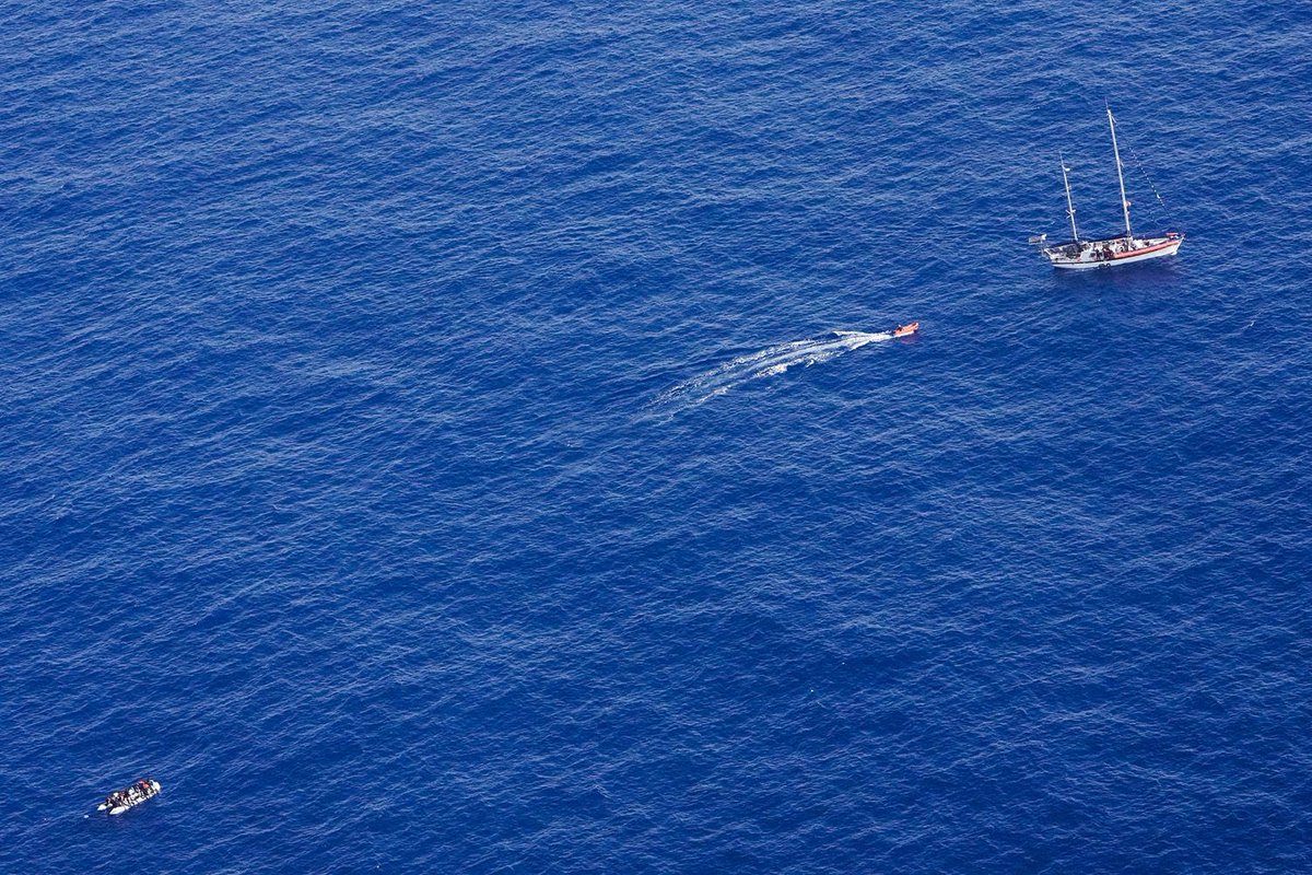 Questa foto, scattata da #Seabird, mostra la scena di una tragedia. L’equipaggio di #Nadir soccorre un gommone alla deriva. Due bambini di 3 e 4 anni erano già morti. Una persona è morta poco dopo. Potevano essere salvate se le autorità competenti le avessero soccorse prima.