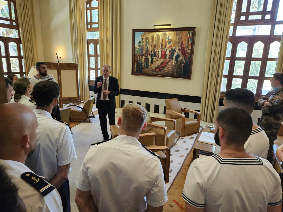 La France au Liban 🇫🇷🇪🇺 (@ambafranceliban) on Twitter photo Lors de l'escale de la frégate La Fayette dans le port de Beyrouth, l'Ambassadeur <a href="/Herve_Magro/">Hervé Magro</a> s'est rendu à bord pour échanger avec l'équipage.
Il a ensuite accueilli un groupe de marins à la Résidence des Pins lors de leur participation aux 80e commémorations du #8mai1945. Lors de l'escale de la frégate La Fayette dans le port de Beyrouth, l'Ambassadeur <a href="/Herve_Magro/">Hervé Magro</a> s'est rendu à bord pour échanger avec l'équipage.
Il a ensuite accueilli un groupe de marins à la Résidence des Pins lors de leur participation aux 80e commémorations du #8mai1945.