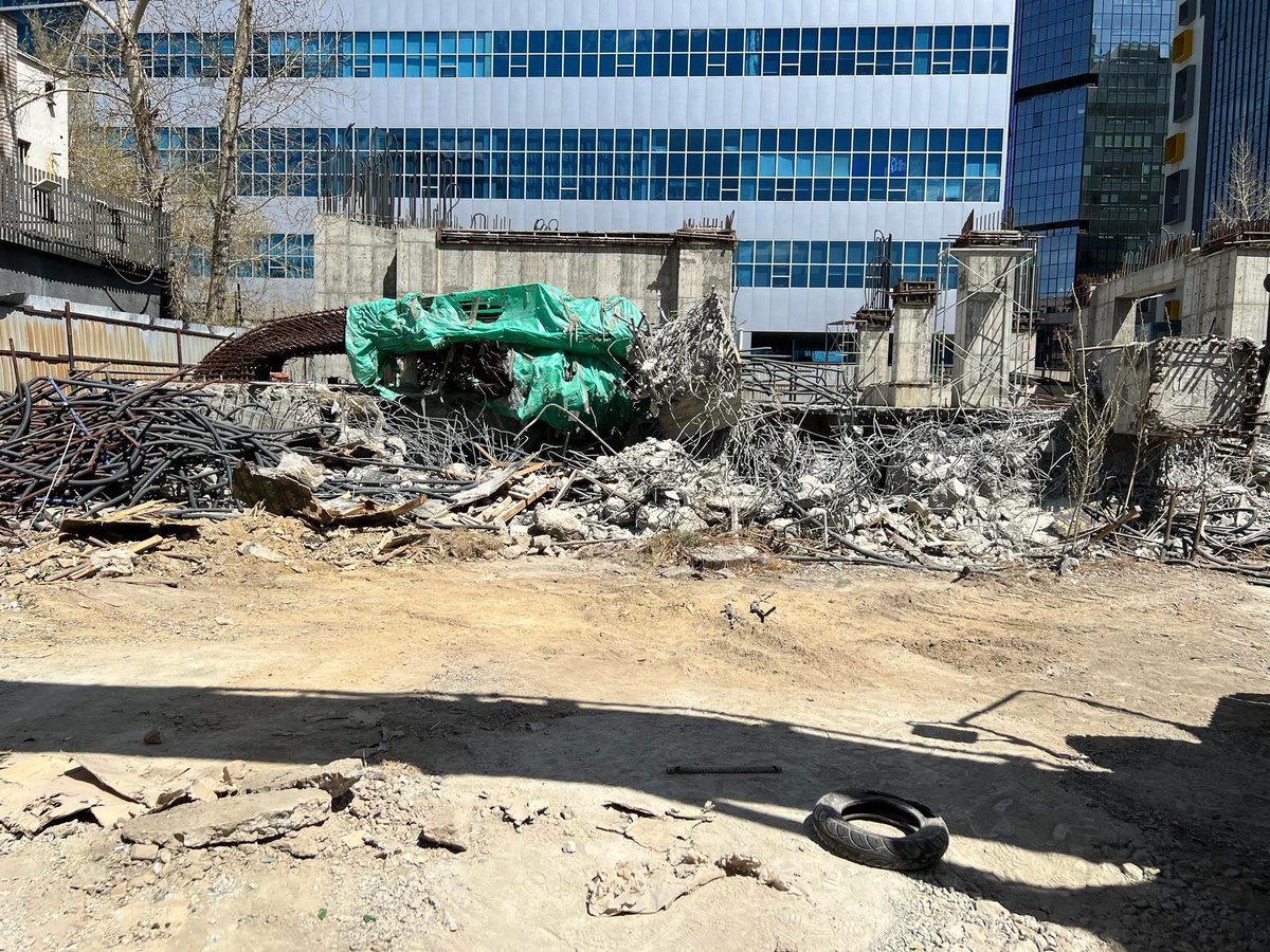 Миний мэдэхийн энэ барилгын суурь 10 орчим жил ийм балгас бсан. Босдог ч үгүй яадаг ч үгүй удаж бн. Ногоон байгууламж барьсан нь зөвөө. 
Газраа 2 жил зориулалтын дагуу ашиглаагүй бол эрх нь цуцлагддаг бх шүү. Хэрэв ногоон байгууламж босвол бүх иргэнд хүртээмжтэй болно.